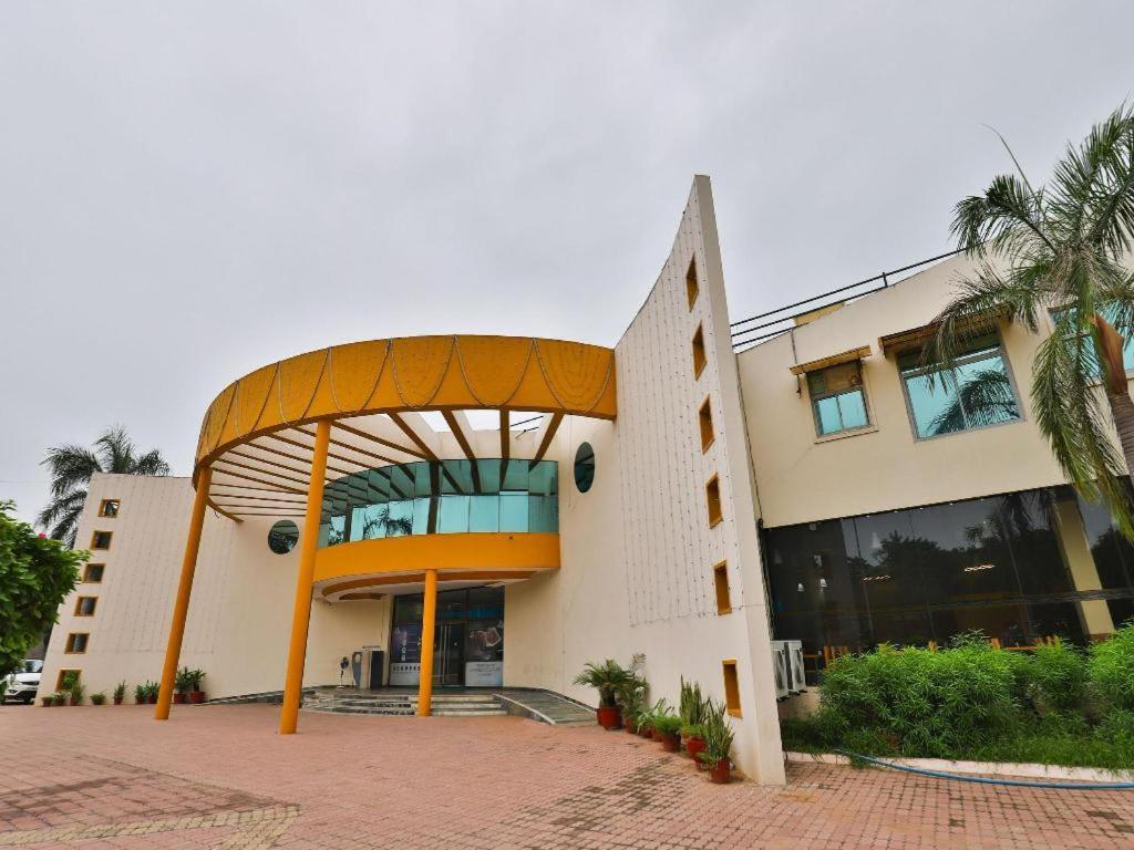 Infocity Club And Resort Gandhinagar Exterior foto